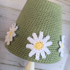 crochet pattern: daisy lampshade cover