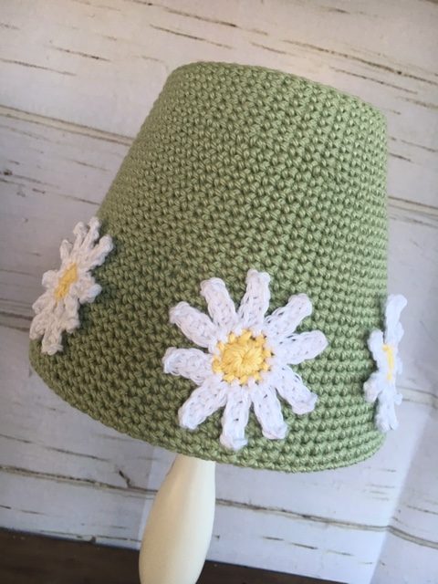 crochet pattern: daisy lampshade cover