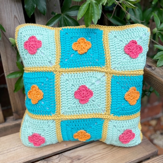 crochet pattern: granny square cushion