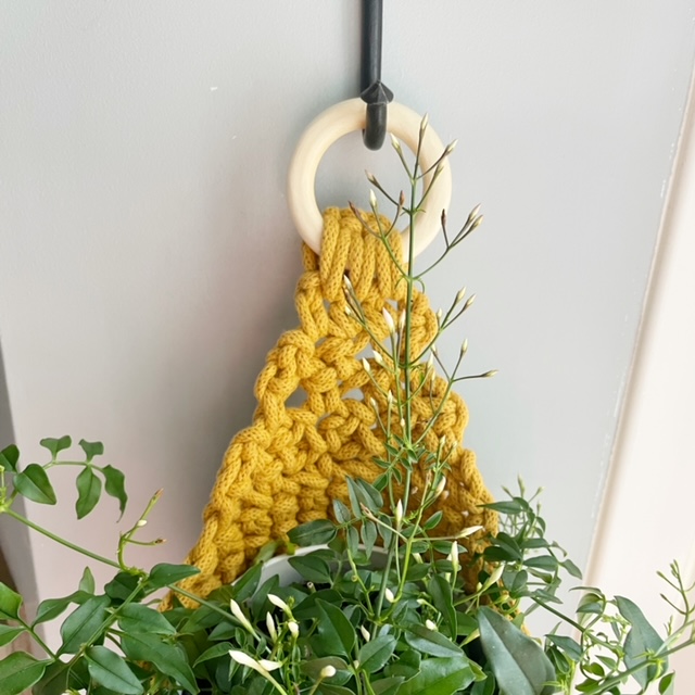 crochet pattern: hanging plant basket