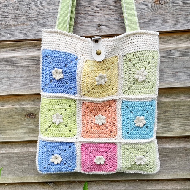 crochet pattern: granny square cushion
