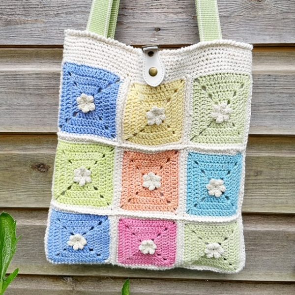 crochet pattern: granny square cushion