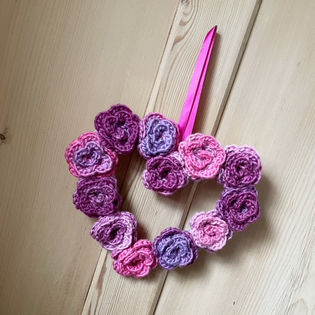 crochet pattern: rose heart wreath