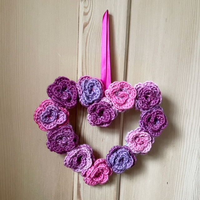 crochet pattern: rose heart wreath