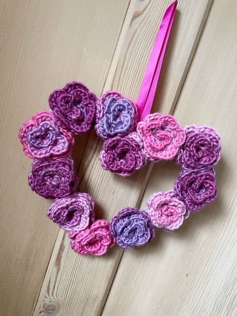 crochet pattern: rose heart wreath