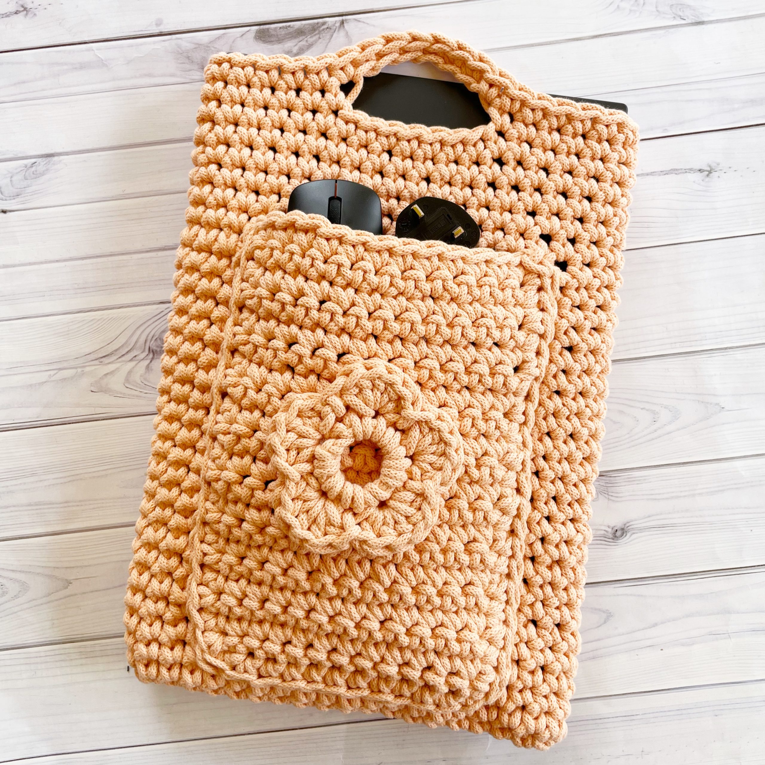 crochet pattern: easy crocheted laptop bag