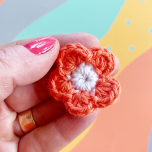 teeny tiny flower free crochet pattern