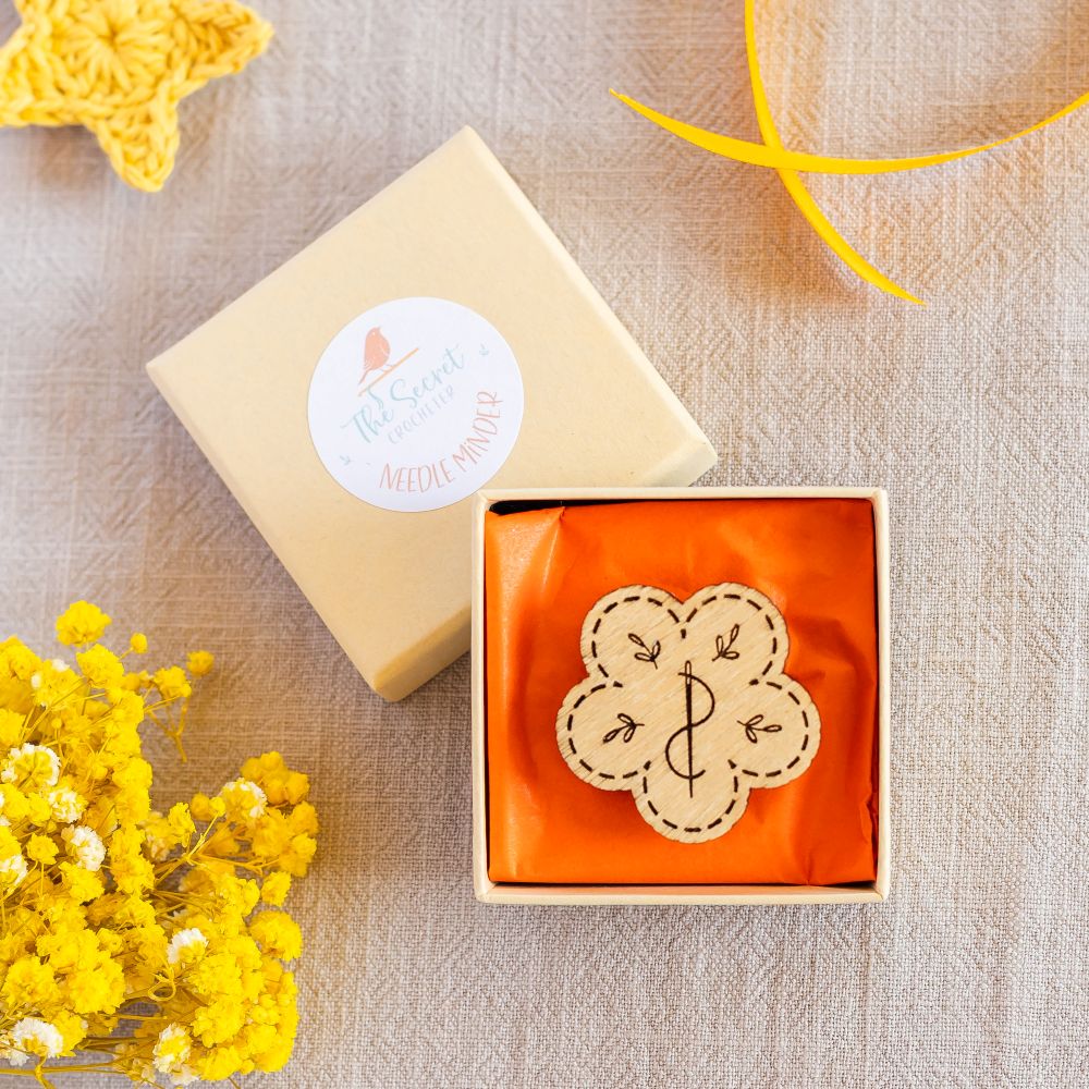 wooden needle minder – magnetic stitching accessory (4cm) flower