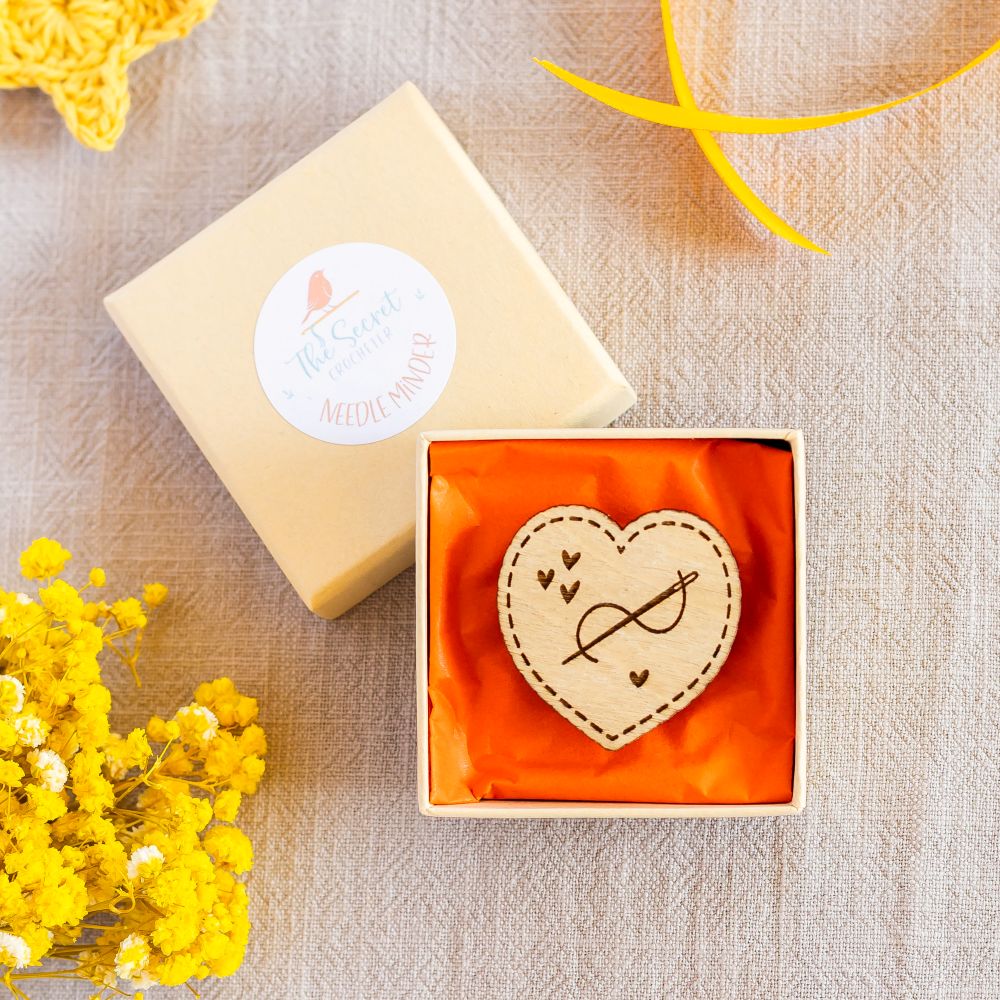 wooden needle minder – magnetic stitching accessory (4cm)