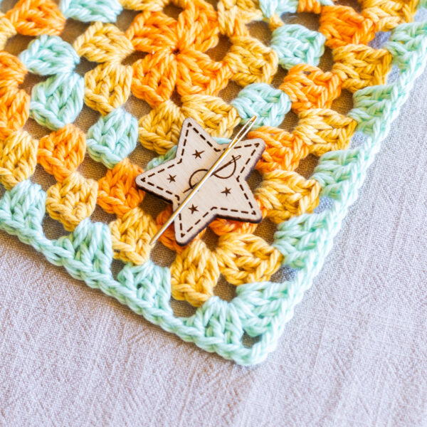 wooden needle minder – magnetic stitching accessory (4cm)
