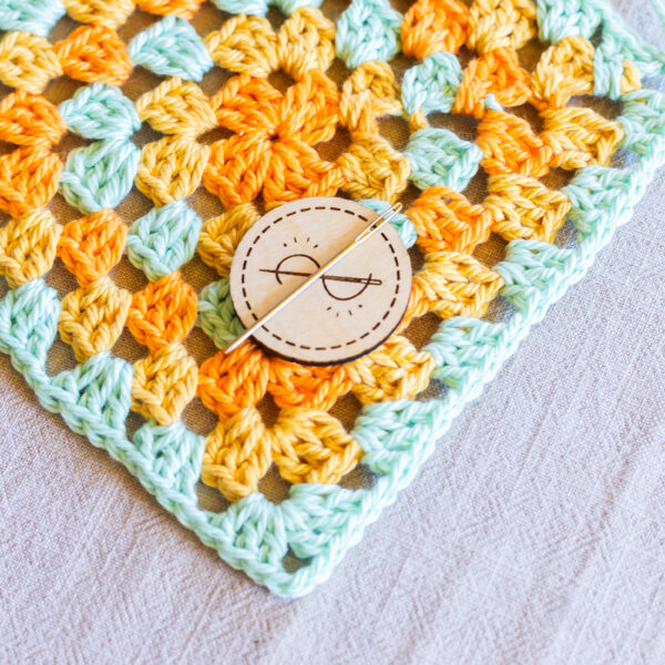 wooden needle minder – magnetic stitching accessory (4cm)