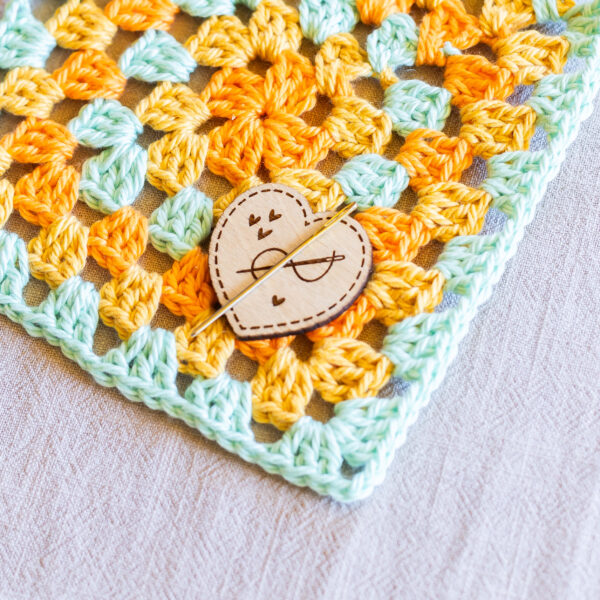 wooden needle minder – magnetic stitching accessory (4cm)