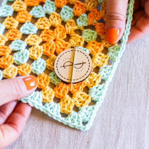 wooden needle minder – magnetic stitching accessory (4cm)