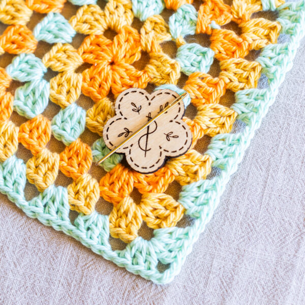 wooden needle minder – magnetic stitching accessory (4cm)