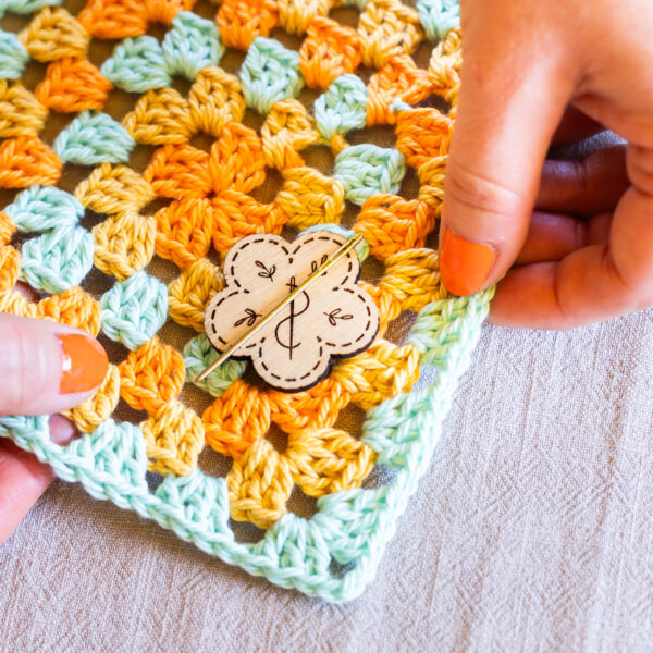 wooden needle minder – magnetic stitching accessory (4cm)