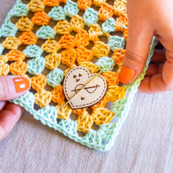 wooden needle minder – magnetic stitching accessory (4cm)