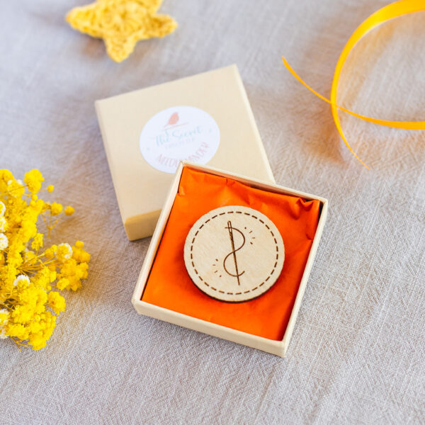 wooden needle minder – magnetic stitching accessory (4cm)