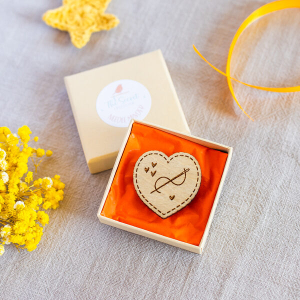 wooden needle minder – magnetic stitching accessory (4cm)