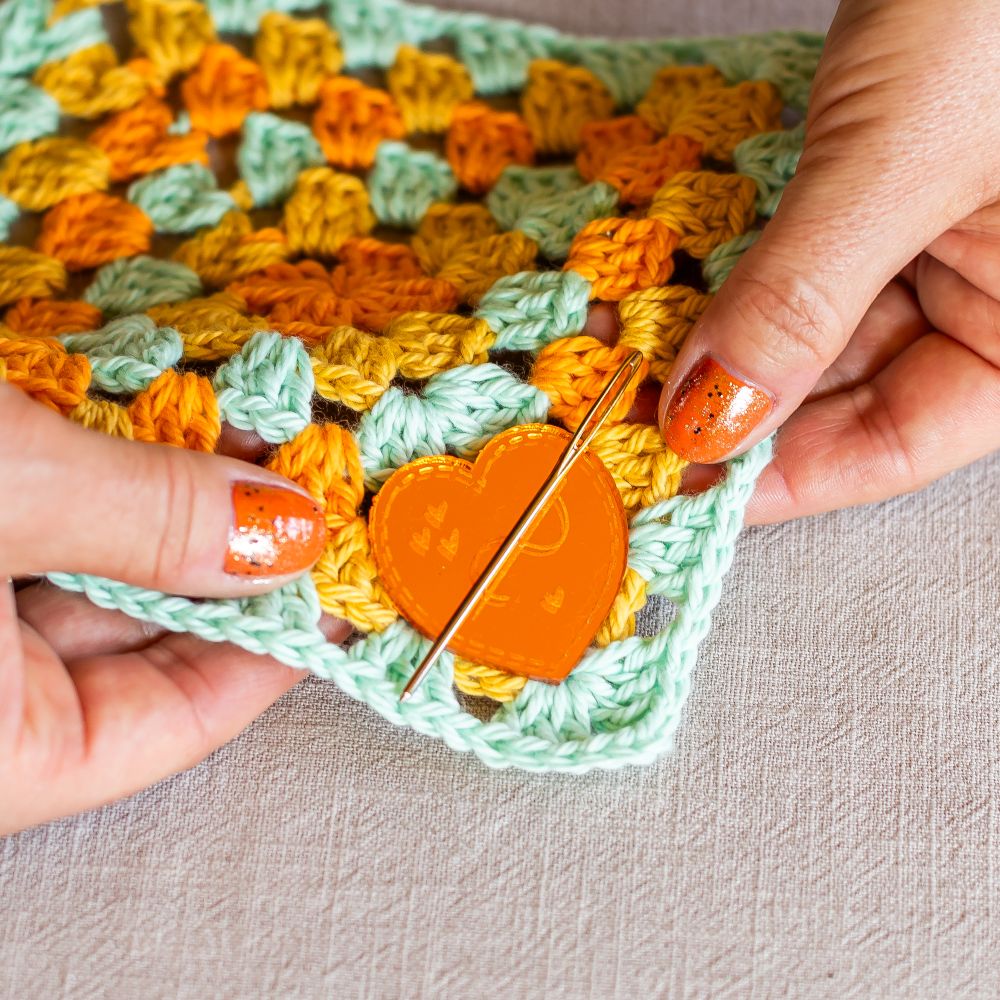 mirrored acrylic needle minder – magnetic stitching accessory (4cm)