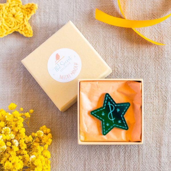 mirrored acrylic needle minder – magnetic stitching accessory (4cm) star teal