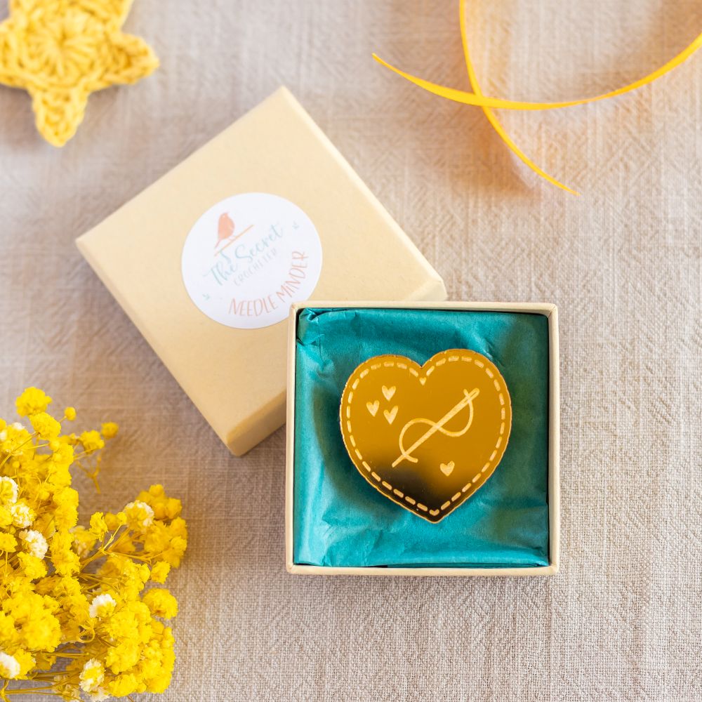 mirrored acrylic needle minder – magnetic stitching accessory (4cm) heart gold