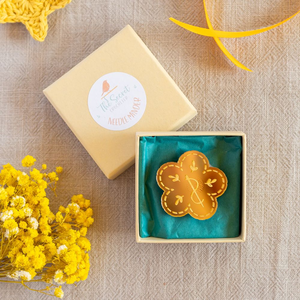 mirrored acrylic needle minder – magnetic stitching accessory (4cm) flower gold