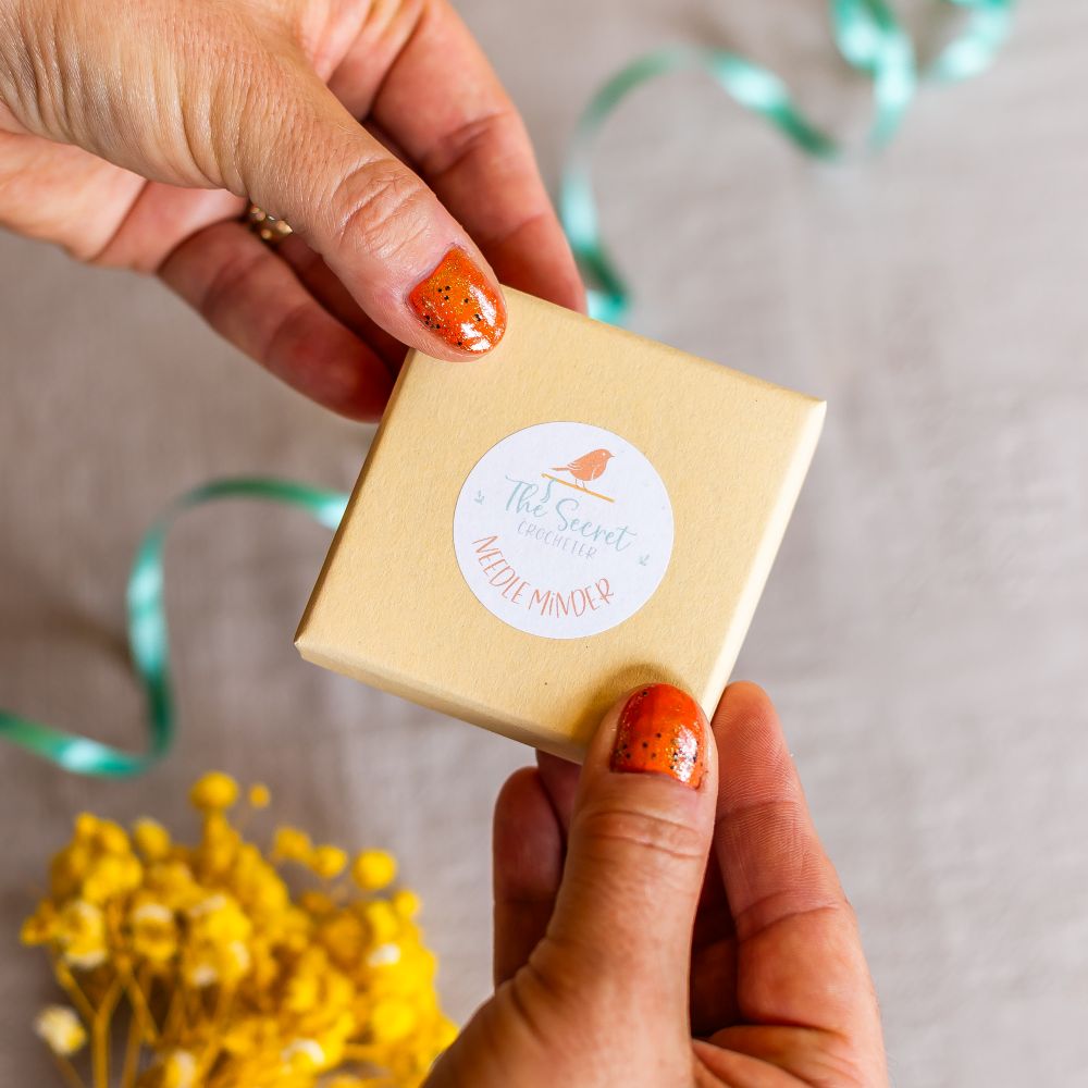 mirrored acrylic needle minder – magnetic stitching accessory (4cm)