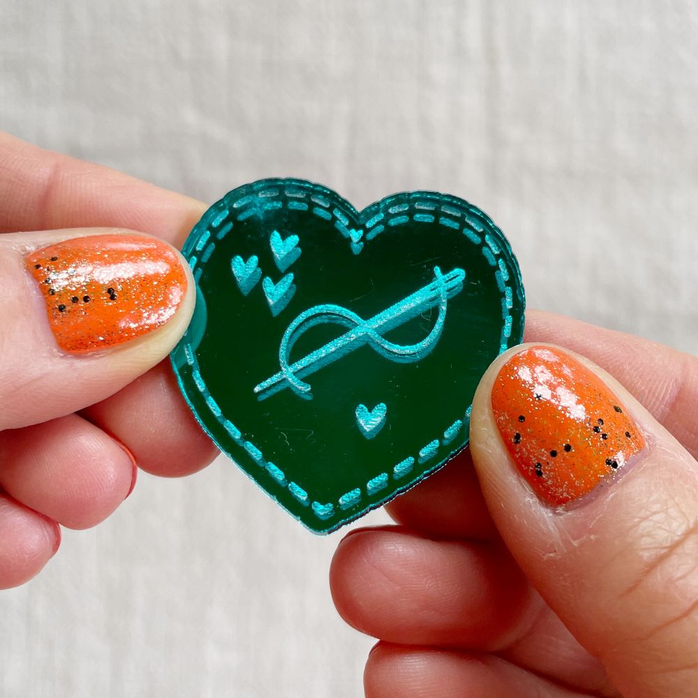 mirrored acrylic needle minder – magnetic stitching accessory (4cm) heart teal