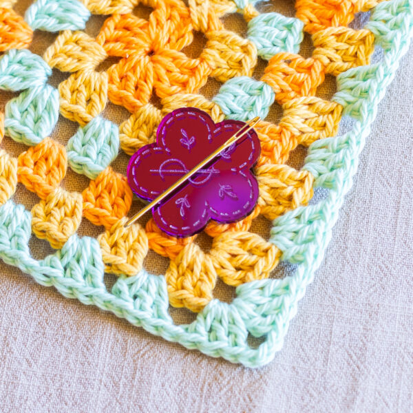 mirrored acrylic needle minder – magnetic stitching accessory (4cm)