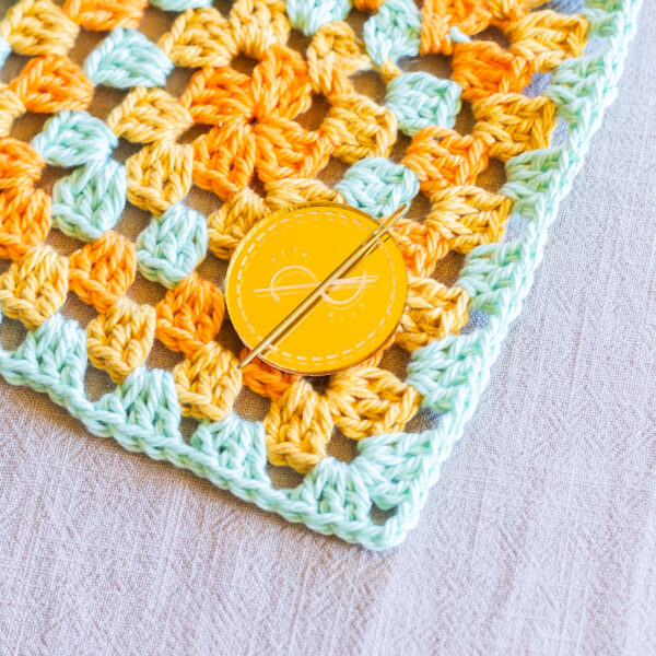 mirrored acrylic needle minder – magnetic stitching accessory (4cm)