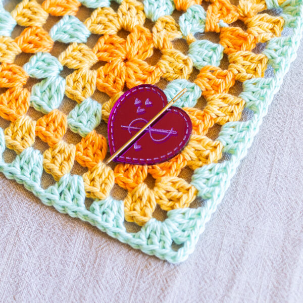mirrored acrylic needle minder – magnetic stitching accessory (4cm)