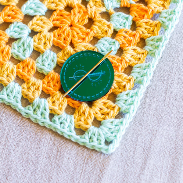mirrored acrylic needle minder – magnetic stitching accessory (4cm)