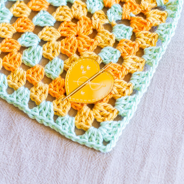 mirrored acrylic needle minder – magnetic stitching accessory (4cm)